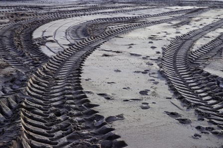Traces de pneus dans le sable